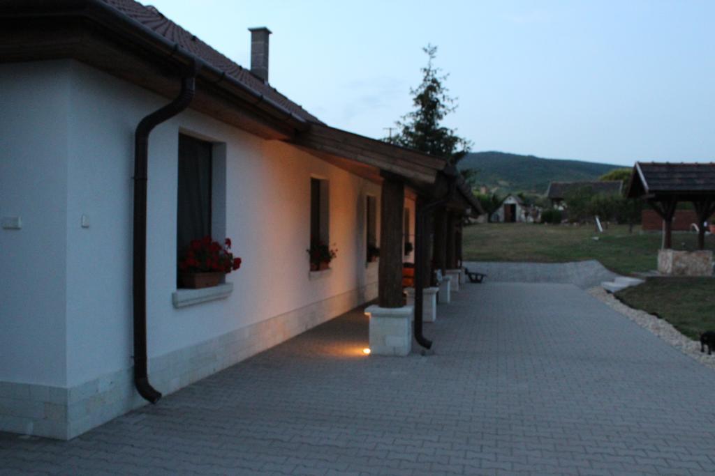 Pillango Vendeghaz Hotel Tallya ภายนอก รูปภาพ