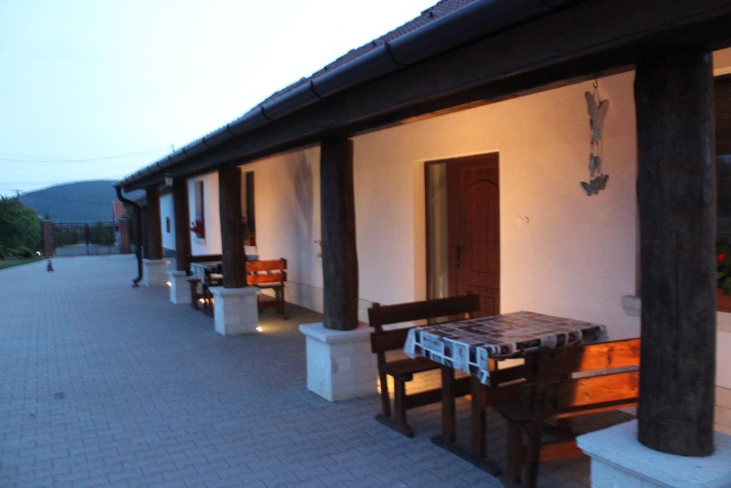 Pillango Vendeghaz Hotel Tallya ภายนอก รูปภาพ