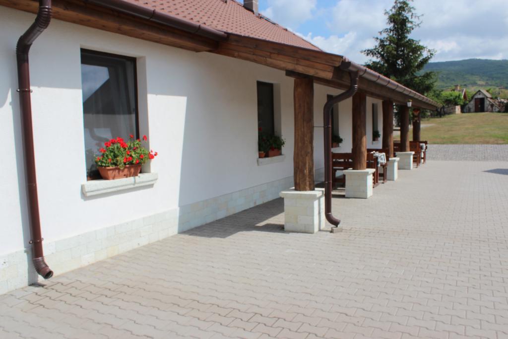 Pillango Vendeghaz Hotel Tallya ภายนอก รูปภาพ